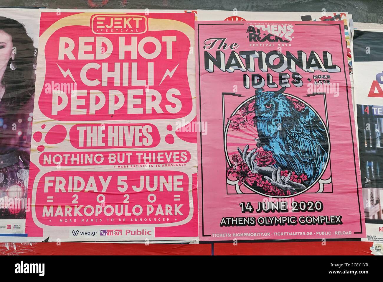 Athen, Griechenland - 7. Juni 2020: Red Hot Chili Peppers und die nationalen Konzertplakate auf der Stadtmauer. Live-Musik-Veranstaltungen wegen Coronavirus abgebrochen. Stockfoto