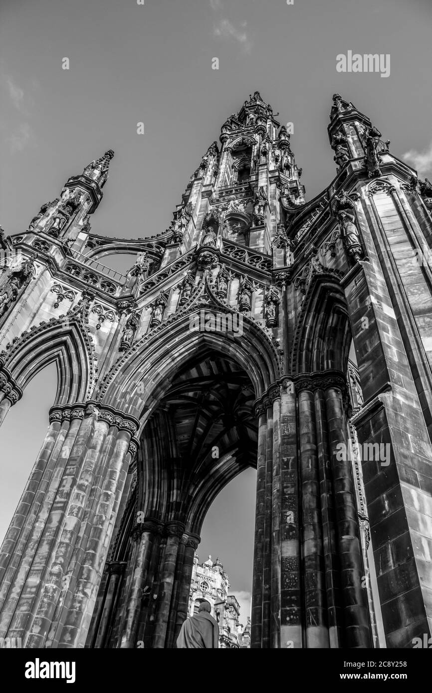 Blick auf das Scots Monument in Monochrom von unten nach oben, fotografiert in Princess Garden, Edinburg, Schottland Stockfoto