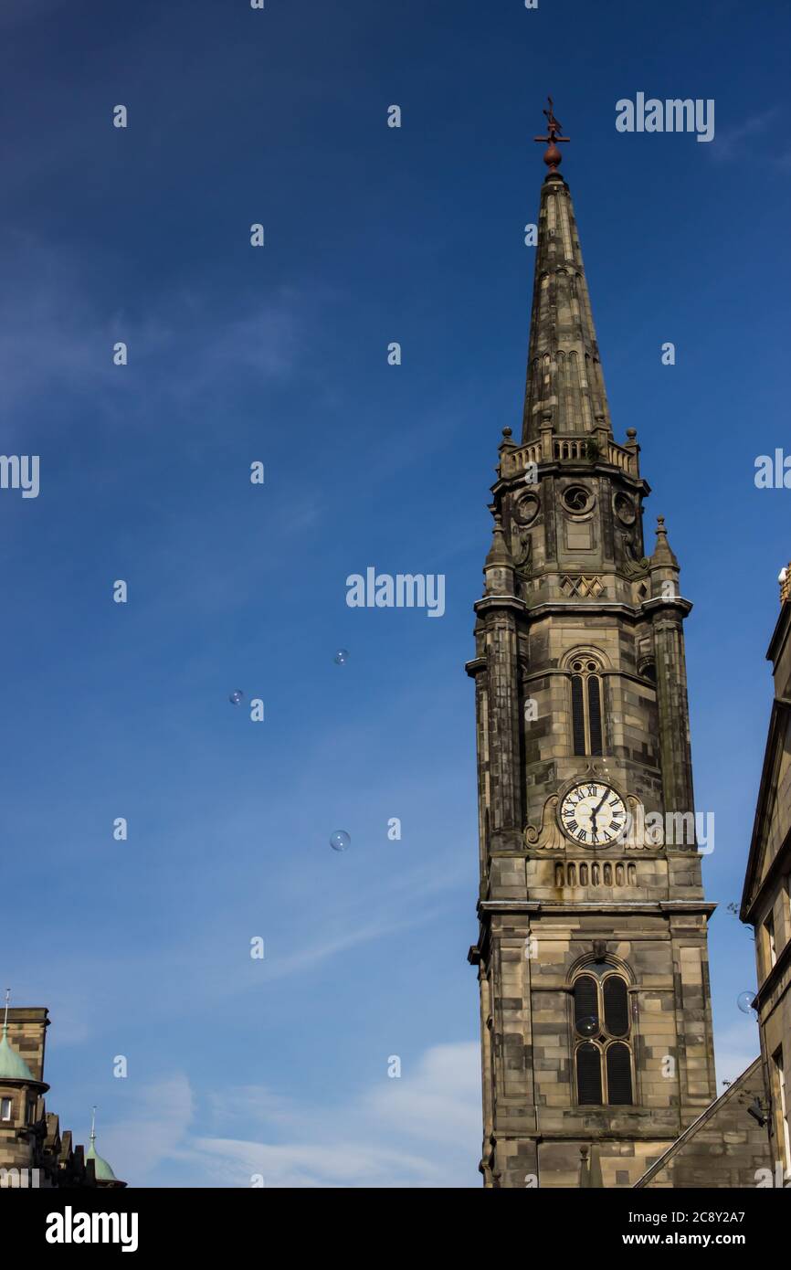 Der Kirchturm des alten Tron Kirk, in Edinburghs Royal Mile, an einem klaren, sonnigen Tag mit ein paar Suppenblasen Stockfoto