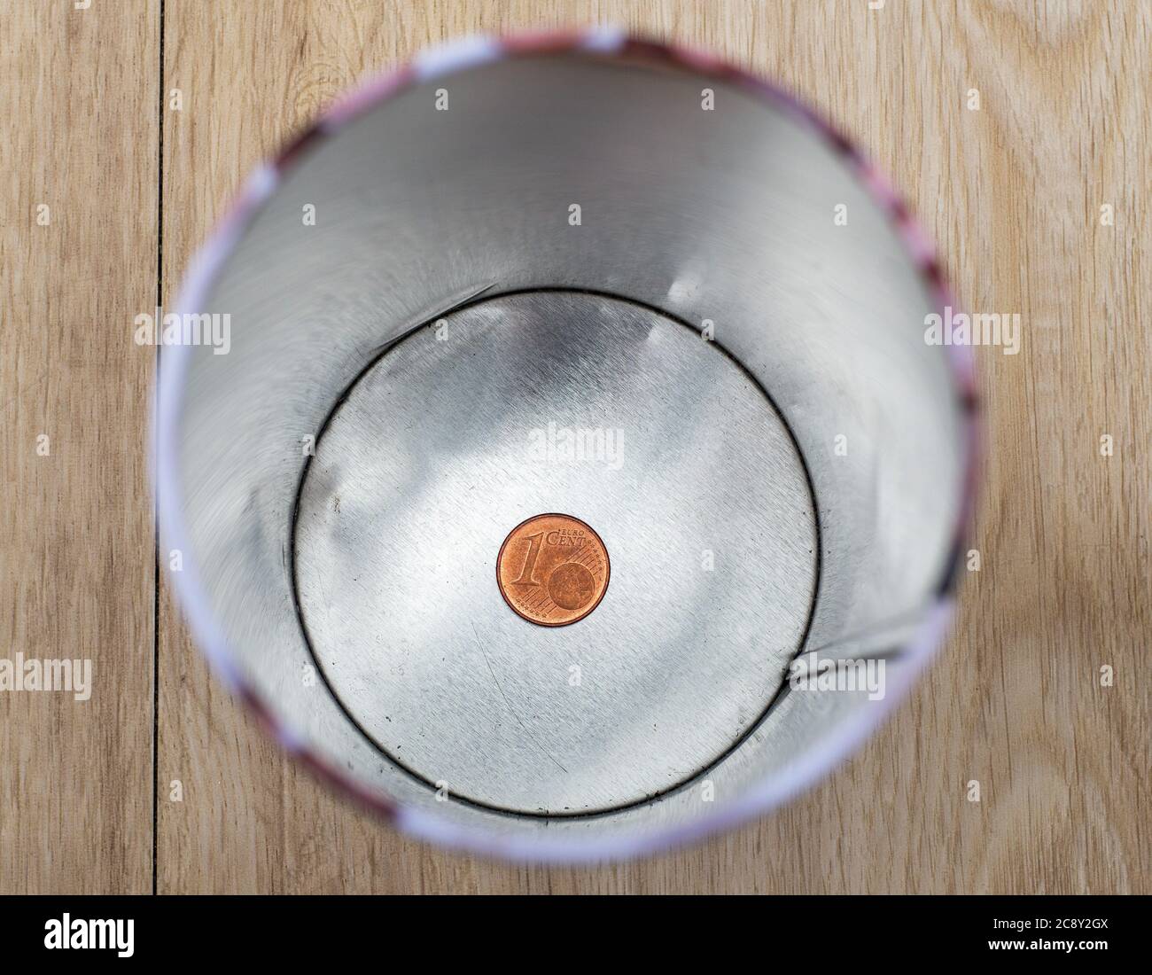 Ein Euro Cent in einer leeren Box. Kaputt. Stockfoto