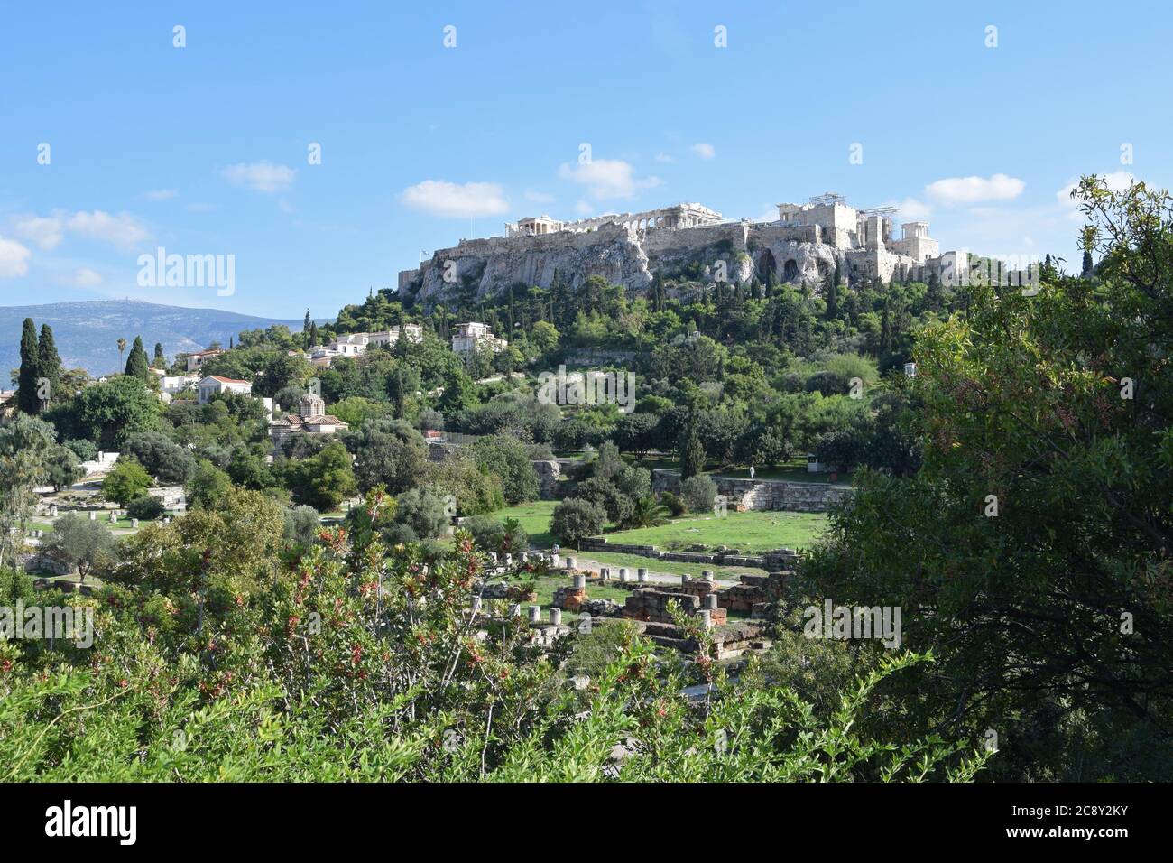 Athen, Griechenland - 14. Oktober 2015: Akropolisfelsen und Tempel des Parthenon von der archäologischen Stätte der antiken Agora aus gesehen. Stockfoto