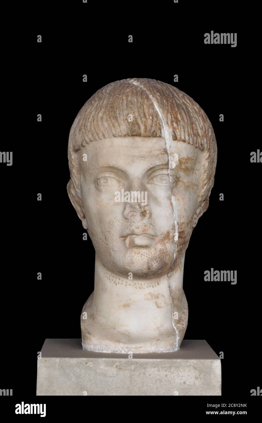 Kopf eines jungen Mannes alten griechischen Büste Statue auf schwarzem Hintergrund. Stockfoto