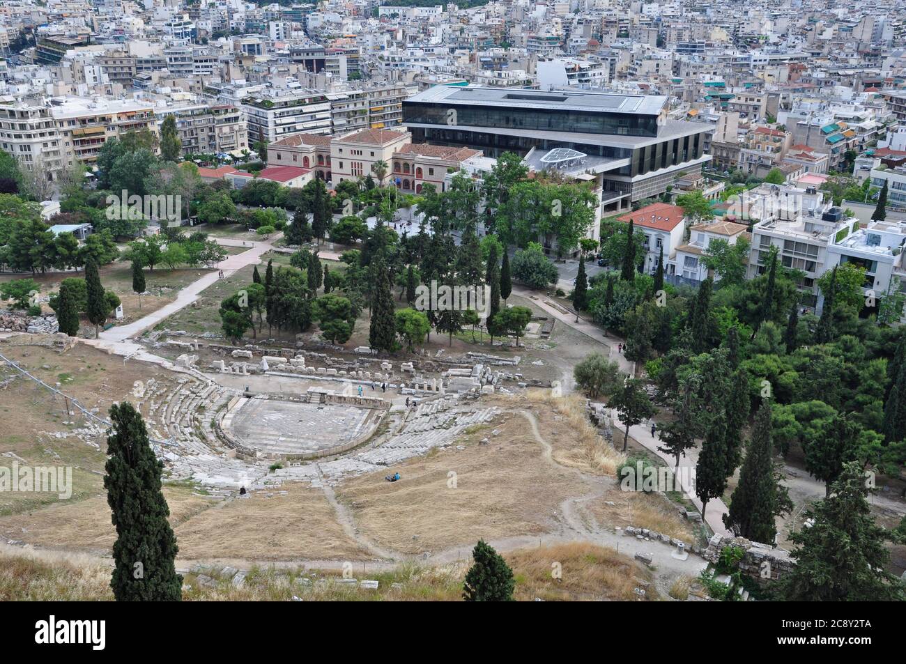 Athen, Griechenland - 6. Mai 2014: Blick auf die Innenstadt von Athen von der Akropolis. Theater von Dionysos archäologische Stätte und Museumsgebäude. Stockfoto