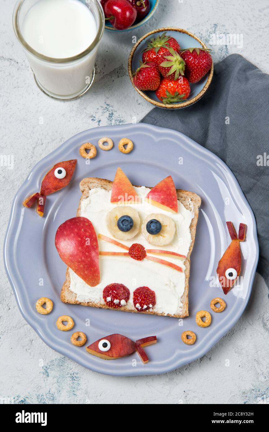 Toast mit Aufstrich in Form einer Katze, Futter für Kinder Idee, Draufsicht Stockfoto