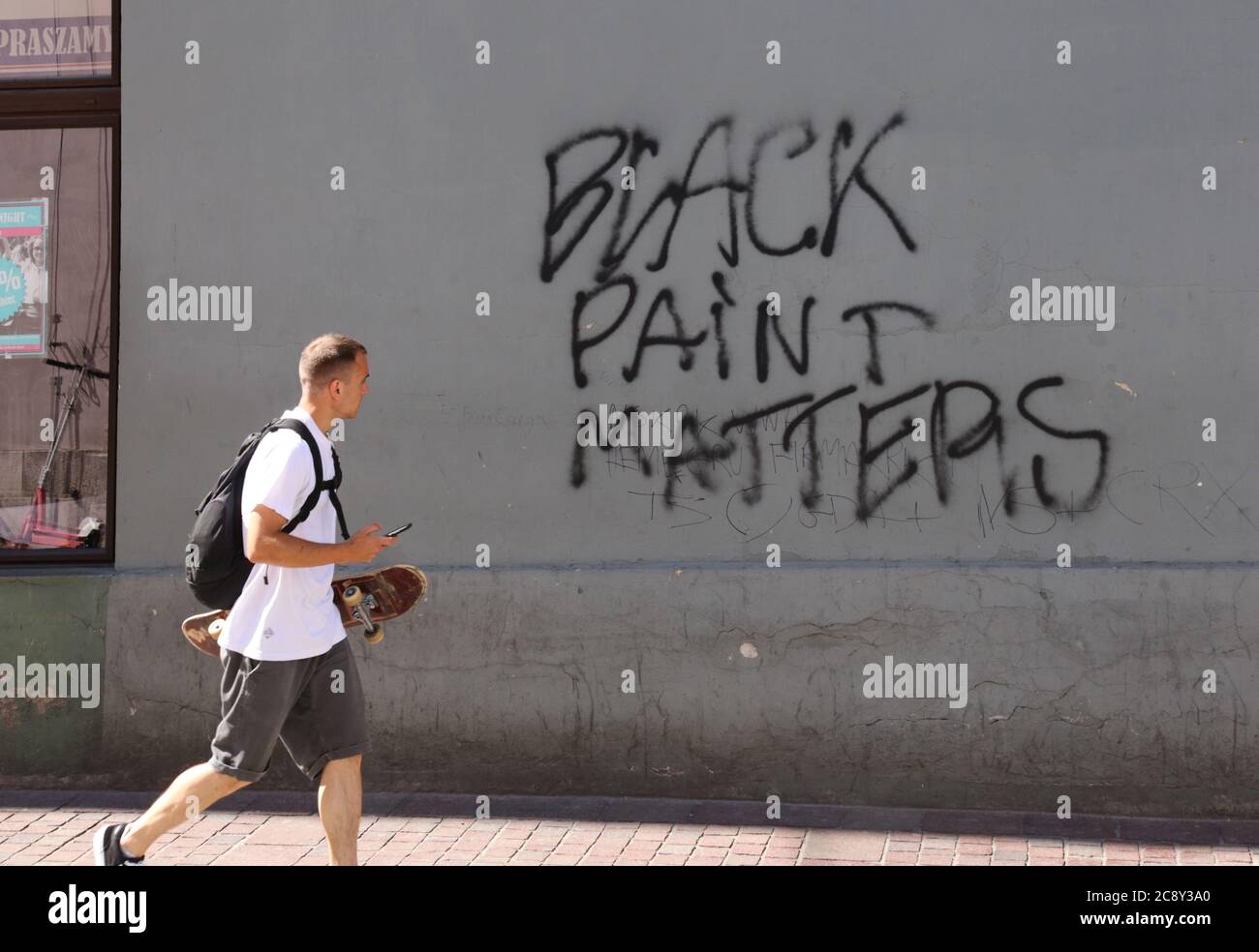 Krakau. Krakau. Polen. „Schwarze Farbe ist wichtig“. Ironische Graffiti an der Wand mitten in der BLM-Kampagne. Stockfoto