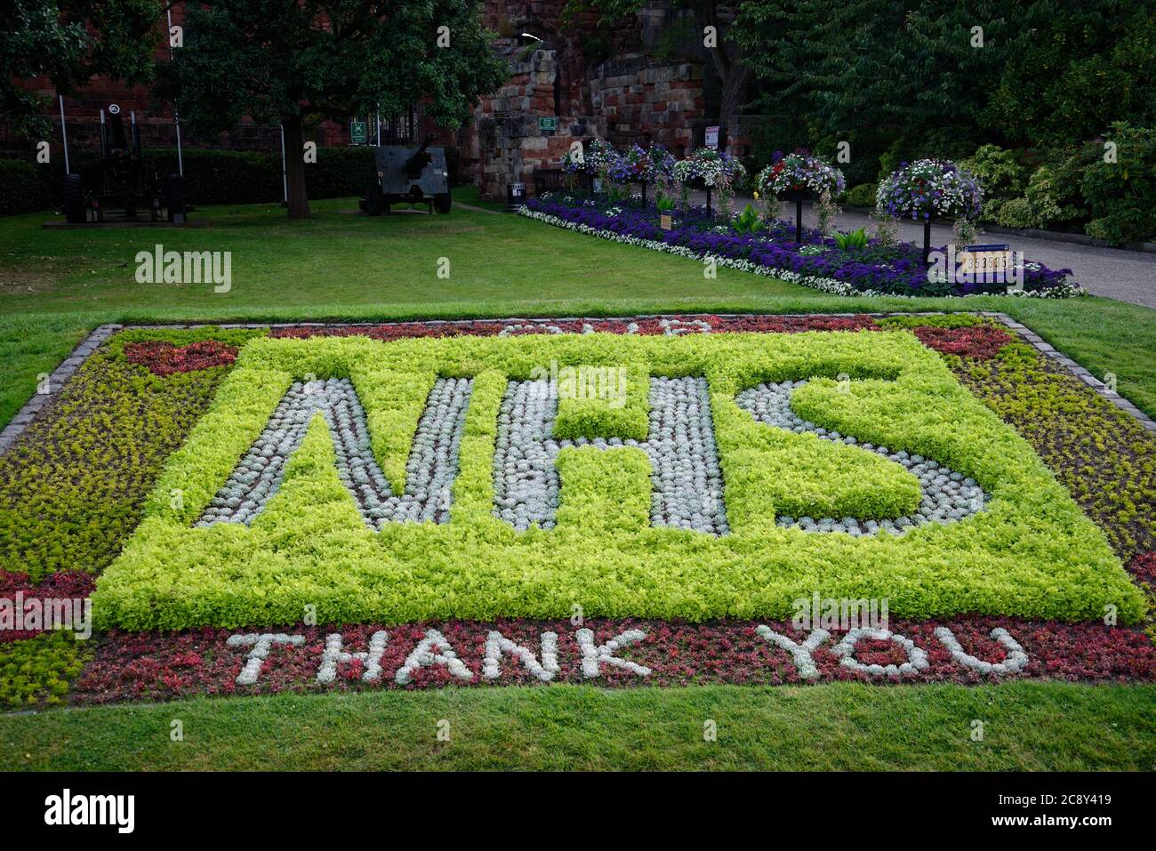 NHS Danke in Blumen. Covid 19 Lockdown Bild zeigt Unterstützung für den National Health Service Stockfoto