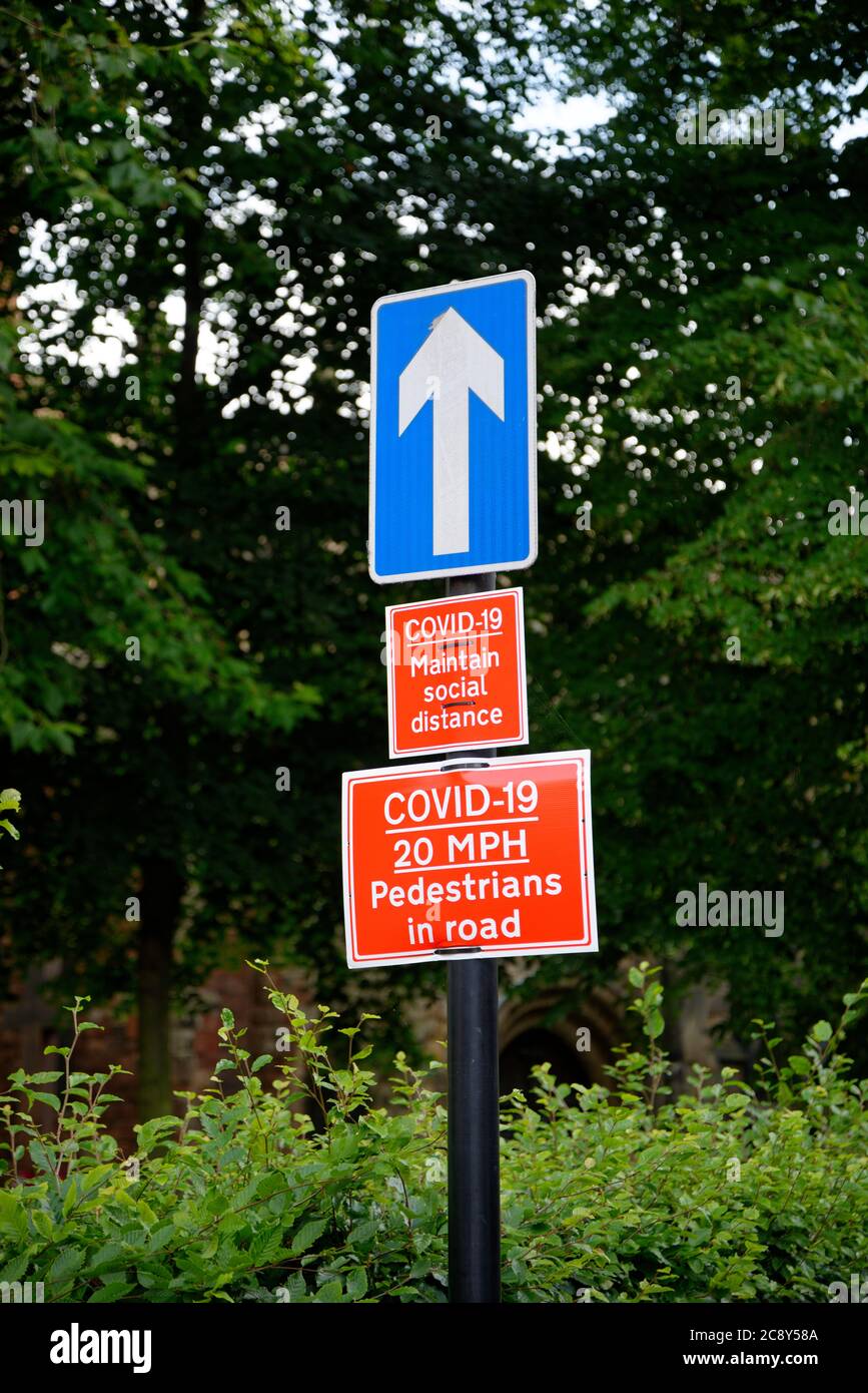 Schilder unter dem Einbahnstraßenschild. Covid 19. Corona-Virus-Maßnahmen, soziale Distanzierung, Zeichen, Masken, Gesundheit, Sauberkeit und Lockdown. Stockfoto