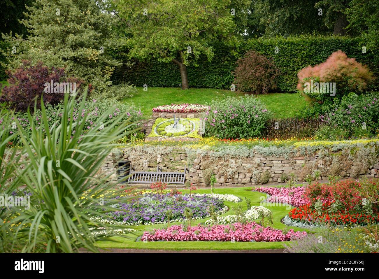 Der Steinbruch Garten mit Blumen / Pflanzen dekoriert Uhr in Shrewsbury, Shropshire. Stockfoto
