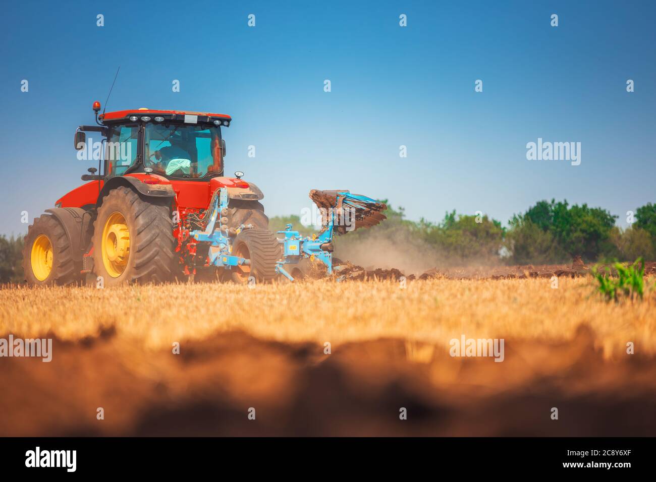 Traktor pflügen die Felder , landwirtschaftliche Landschaft Stockfoto