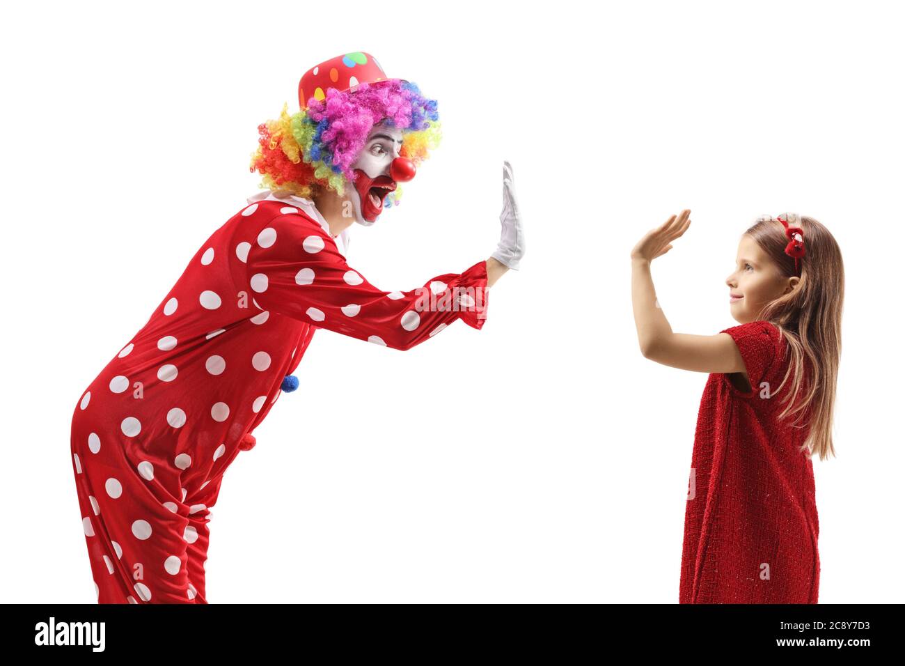 Clown macht High-fünf-Geste mit einem Mädchen isoliert auf weißem Hintergrund Stockfoto