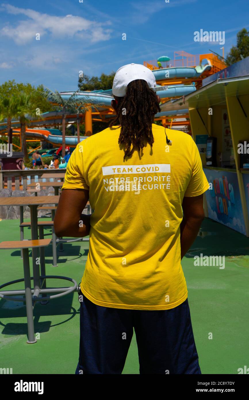 Antibes Frankreich. 26.07.2020 Mann in gelbem T-Shirt Team covid. Gesundheitswesen. Charakter covid Schutz Team für medizinische Design. Coronavirus-Prävention. Prävention von Krankheiten. Handhygiene. Körperpflege. Hochwertige Fotos Stockfoto
