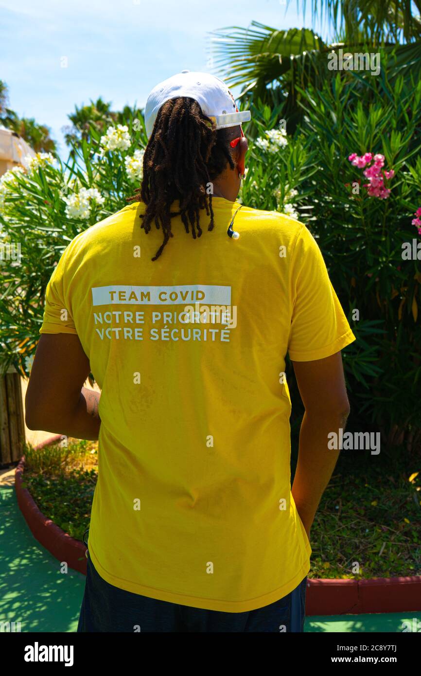 Antibe Frankreich. 26.07.2020 Mann in gelbem T-Shirt Team covid. Gesundheitswesen. Charakter covid Schutz Team für medizinische Design. Coronavirus-Prävention. Prävention von Krankheiten. Handhygiene. Körperpflege. Hochwertige Fotos Stockfoto