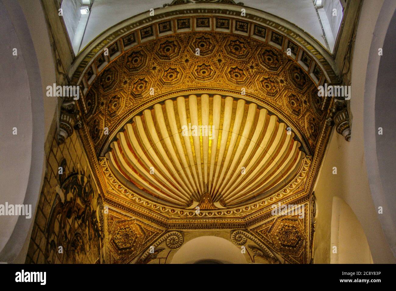 Toledo, Castilla-La Mancha, Spanien, Europa. Sinagoga de Santa María la Blanca (Synagoge der Heiligen Maria der Weißen), 12. Jahrhundert, die Apsis. Stockfoto