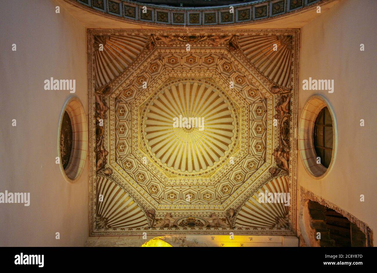 Toledo, Castilla-La Mancha, Spanien, Europa. Sinagoga de Santa María la Blanca (Synagoge der Heiligen Maria der Weißen), 12. Jahrhundert. Die Decke der Kuppel. Stockfoto