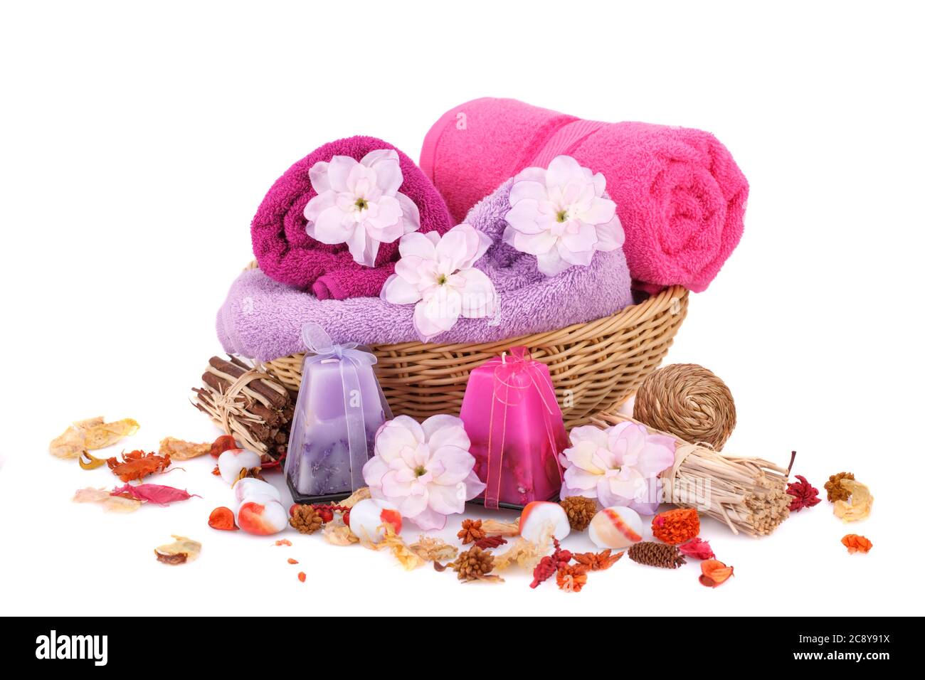 Wellness set mit Handtücher, Kerzen und Blumen isoliert auf weißem Hintergrund. Stockfoto