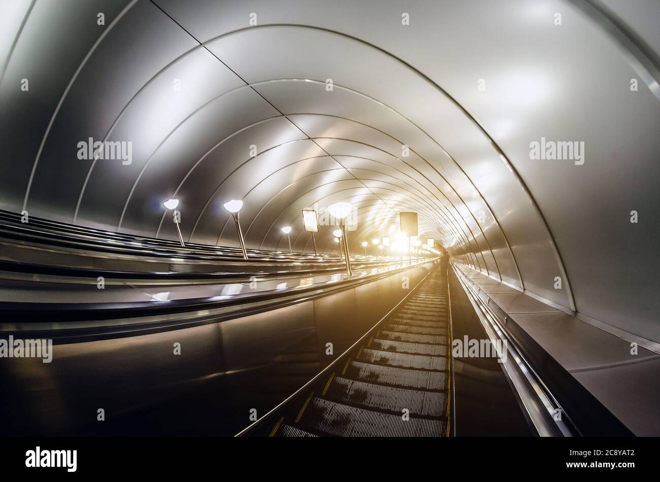 Abstieg in den Tunnel Stereo-Rolltreppe Treppe Licht von unten Stockfoto