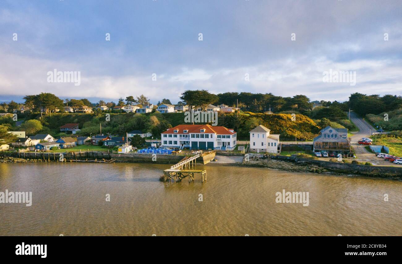 Old Coastguard Station in Bandon Oregon, Luftaufnahme am sonnigen Nachmittag. Stockfoto