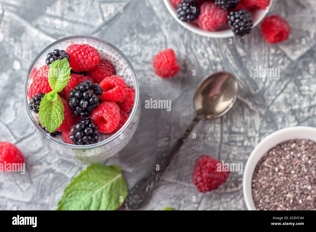 Vegan gesundes Essen. Chia Pudding mit Kokosmilch, frischen Himbeeren und Brombeeren Stockfoto