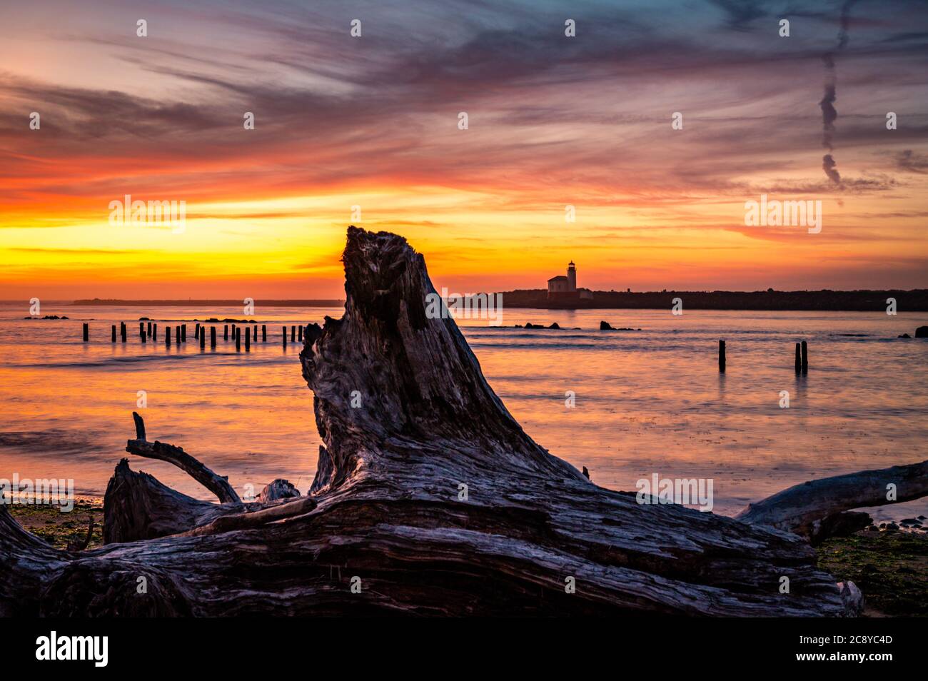 Der Coquille River Lighthouse in Bandon bei farbenfrohem Sonnenuntergang. Stockfoto