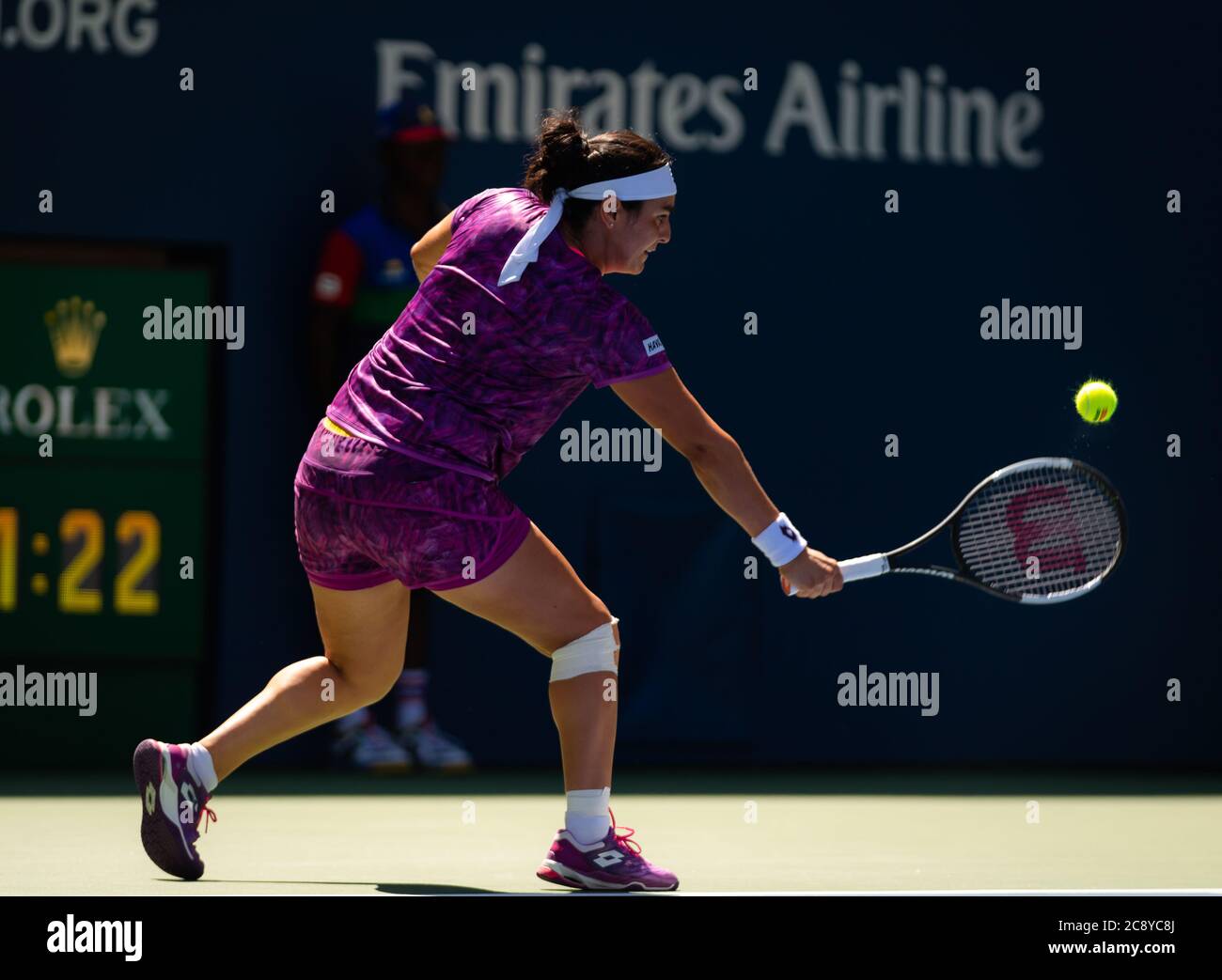 Ons Jabeur aus Tunesien in Aktion während ihres dritten Spielrunde beim US Open Grand Slam Tennisturnier 2019 Stockfoto