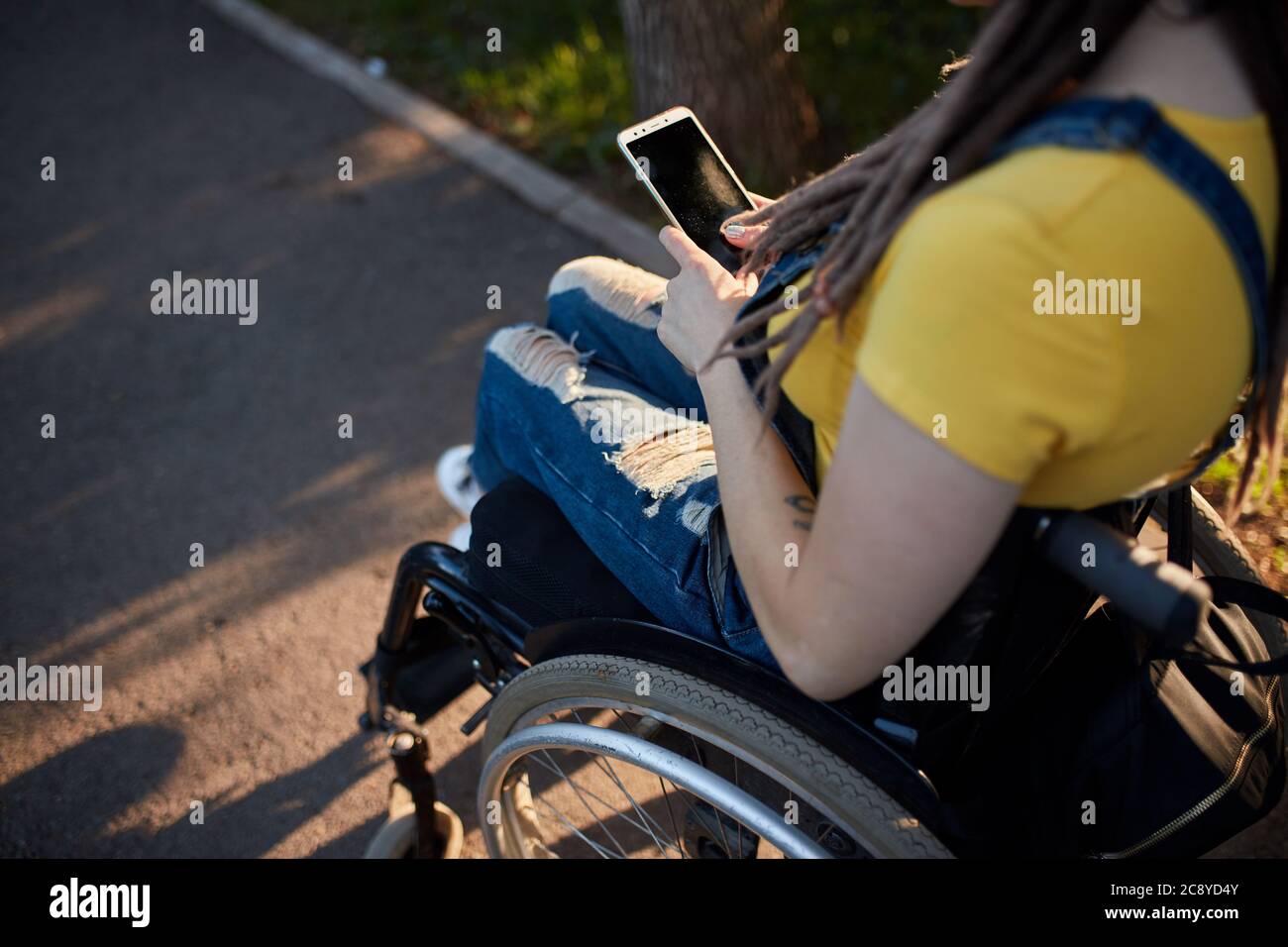 Junge Frau mit ihrem Smartphone im Freien. Draufsicht beschnitten Foto. Job, Beruf, Beruf, Frau Geld verdienen im Netz Stockfoto