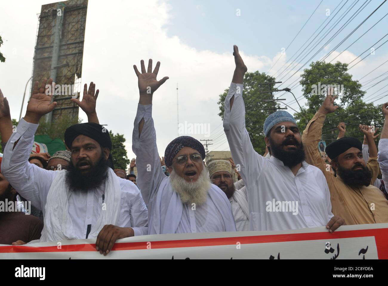 Pakistanische Aktivisten der sunnitischen Tehreek (eine religiöse Gruppe) protestieren gegen die Verhaftung des religiösen Führers Dr. Muhammad Ashraf Asif Jalali Sahb. (Vorsitzender Tehreek Labbaik Ya RasoolAllah) (Gründer von Idara Sirat-e-Mustaqeem Pakistan) in Lahore. Tehreek-e-Labbaik Kleriker Dr. Ashraf Asif Jalali's blasphemische Bemerkungen evozierten sofortige Reaktion von sunnitischen und schiitischen muslimischen Gelehrten.sunnitischen und schiitischen Geistlichen verurteilen Ashraf Jalali über Blasphemie von Bibi Fatima Zahra, der geliebten Tochter von Hazrat Mohammad (PBUH), der letzten Apostel Gottes und Prophet des Islam und der Menschheit. (Foto von Rana Sajid Hussain/Pacific Stockfoto