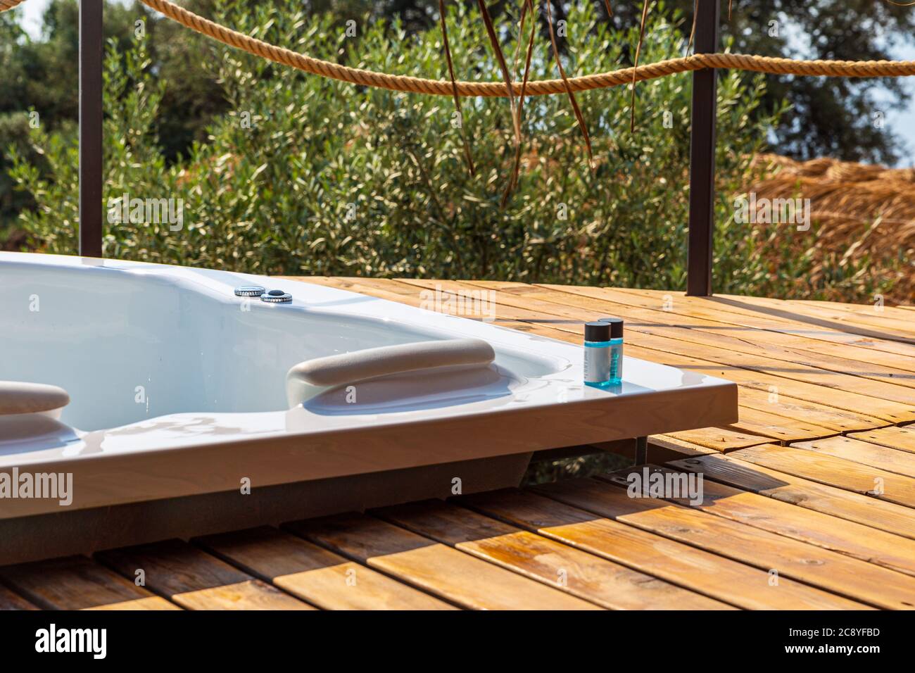 Whirlpool in der Hotelsuite, Balkon mit Meerblick. Luxuriöse Flitterwochen, romantischer Urlaubsort. Stockfoto