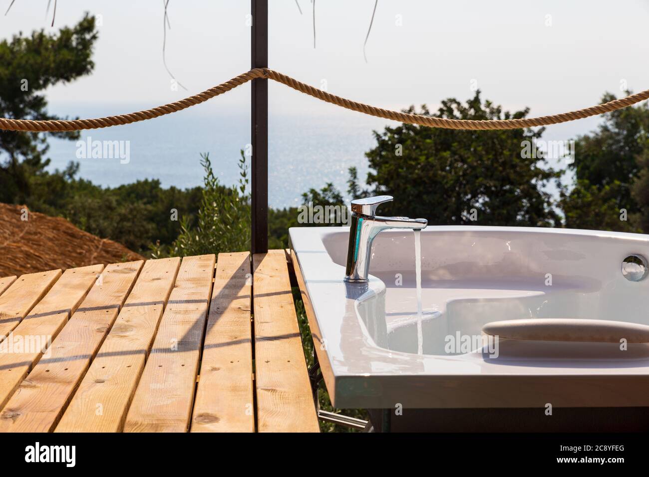 Whirlpool in der Hotelsuite, Balkon mit Meerblick. Luxuriöse Flitterwochen, romantischer Urlaubsort. Stockfoto
