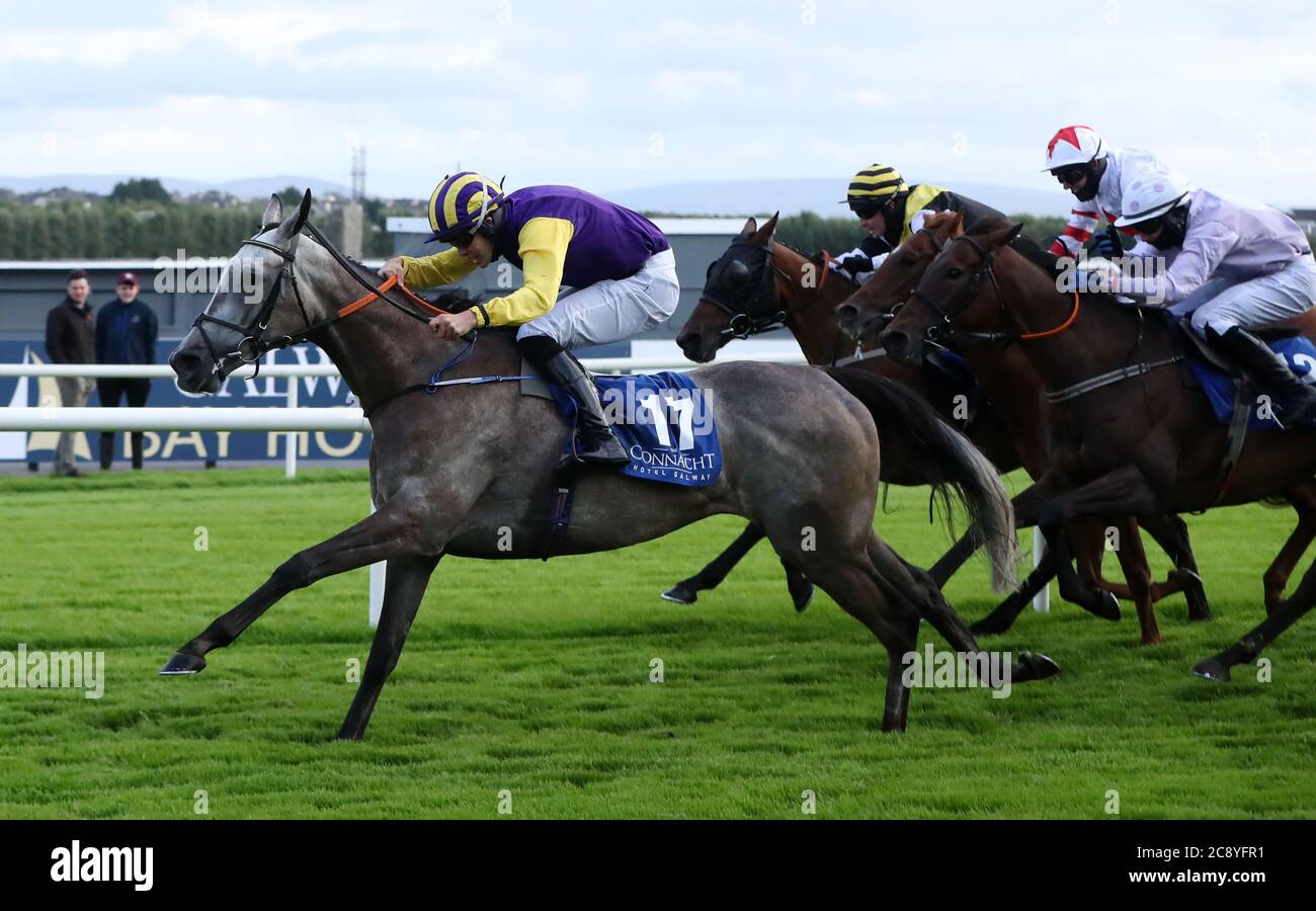 Prinzessin Zoe von Finian Maguire gewinnt das Connacht Hotel (Q.R.) Handicap (70-100) während des ersten Tages des Galway Races Summer Festivals 2020 auf der Galway Racecourse. Stockfoto