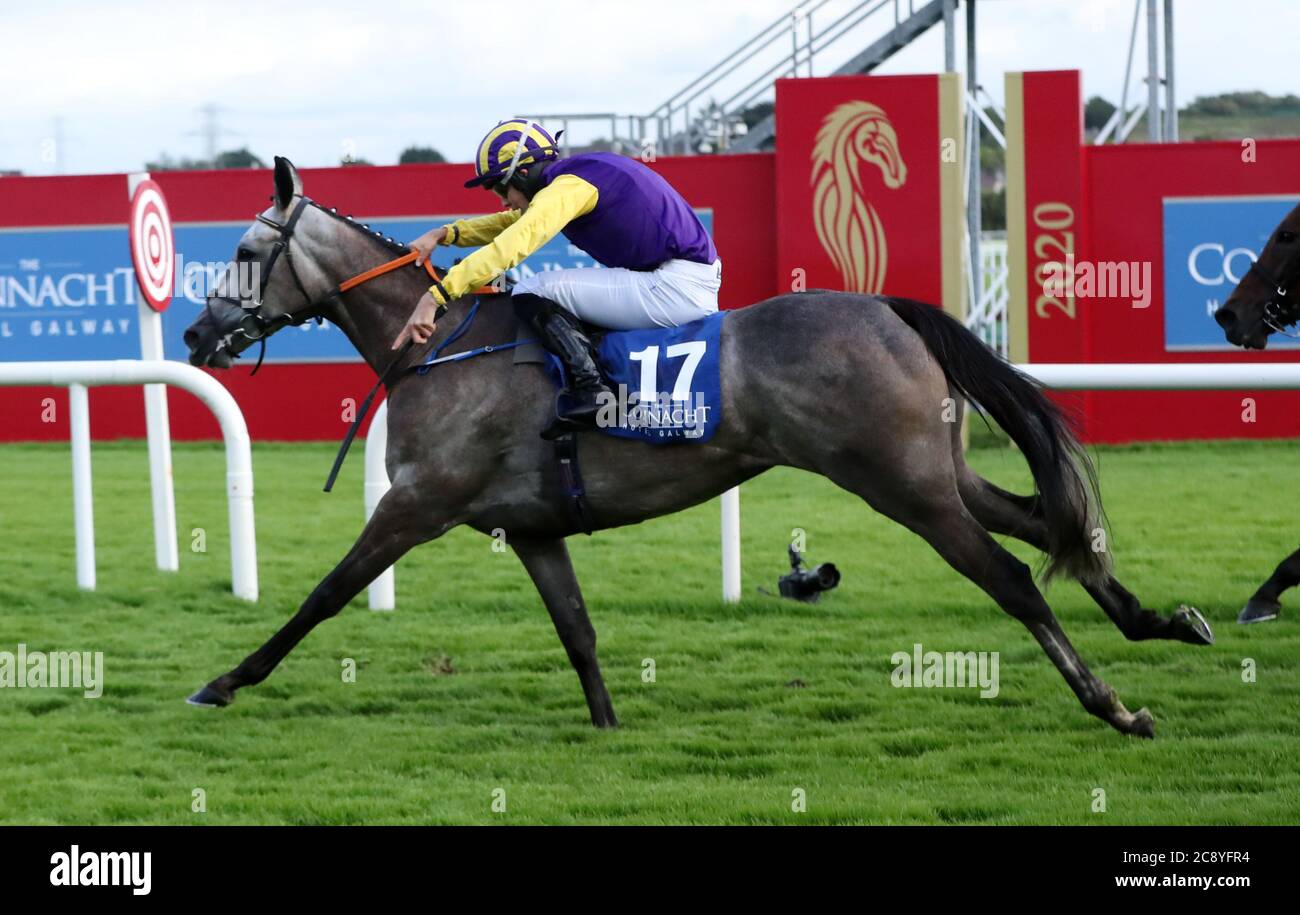 Prinzessin Zoe von Finian Maguire gewinnt das Connacht Hotel (Q.R.) Handicap (70-100) während des ersten Tages des Galway Races Summer Festivals 2020 auf der Galway Racecourse. Stockfoto