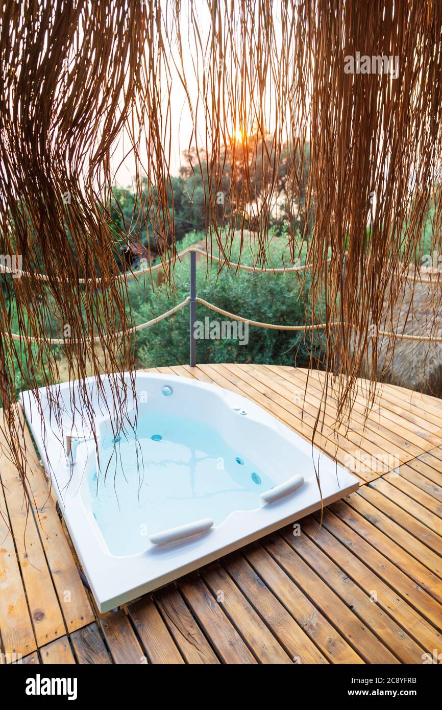 Whirlpool in der Hotelsuite, Balkon mit Meerblick. Luxuriöse Flitterwochen, romantischer Urlaubsort. Stockfoto