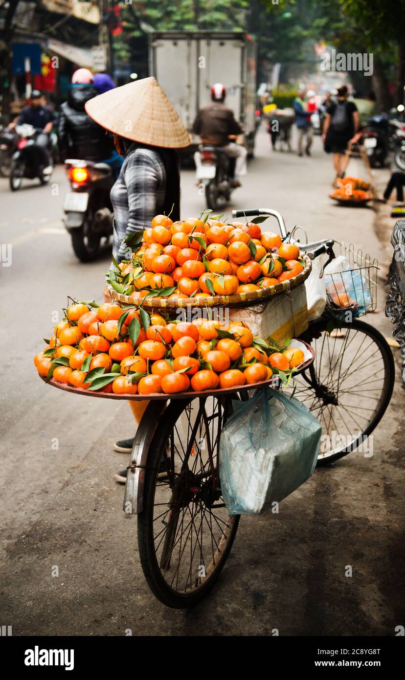 Orangen zum Verkauf auf der Rückseite eines Fahrrads in Ho Chi Min Stadt, Vietnam, Südostasien Stockfoto