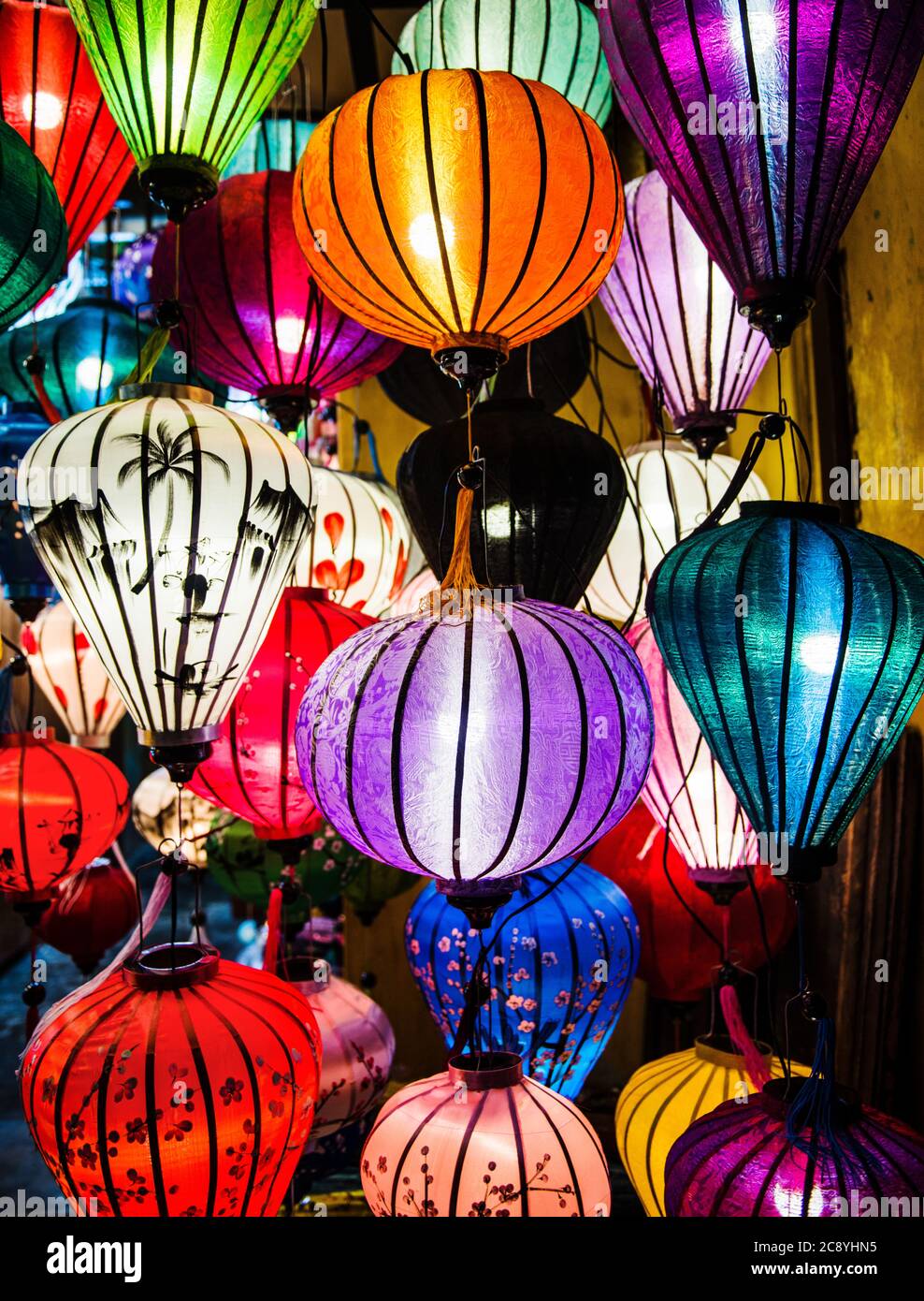 Bunte Papierlampen zum Verkauf in einem Geschäft in Hoi an, Vietnam, Südostasien Stockfoto