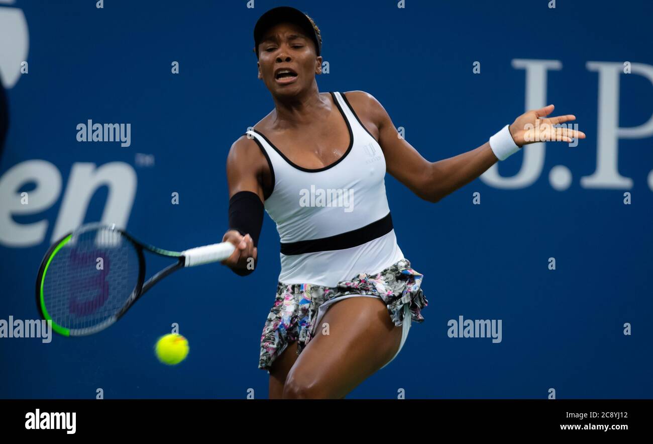 Venus Williams aus den Vereinigten Staaten in Aktion während ihres zweiten Spieles beim US Open Grand Slam Tennisturnier 2019 Stockfoto