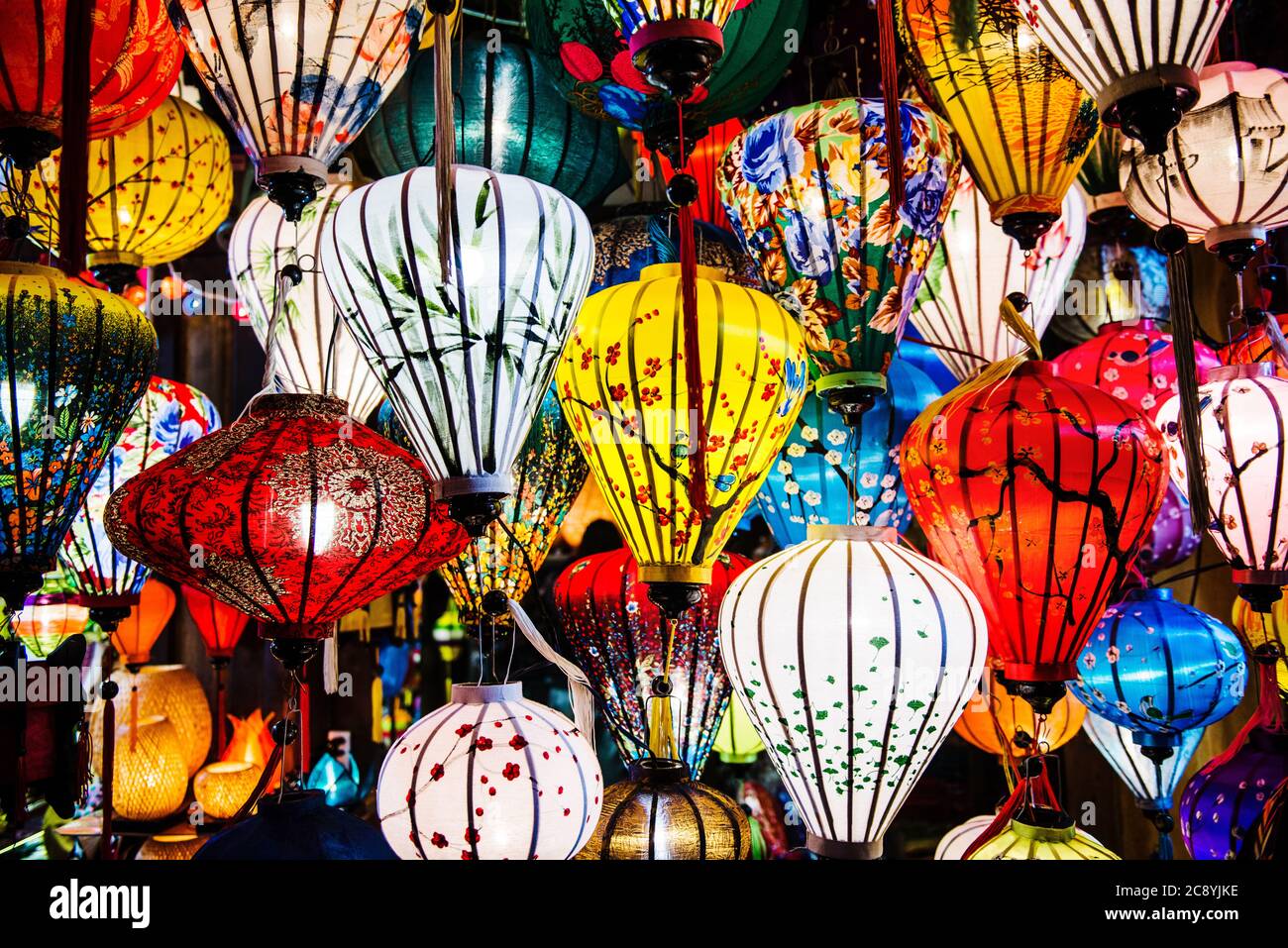 Bunte Papierlampen zum Verkauf in einem Geschäft in Vietnam, Südostasien Stockfoto