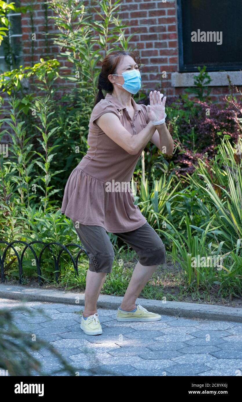 Eine asiatisch-amerikanische Frau, wahrscheinlich Chinesin, praktiziert modernen chinesischen Tanz. In Kissena Park, Flushing, New York City. Stockfoto