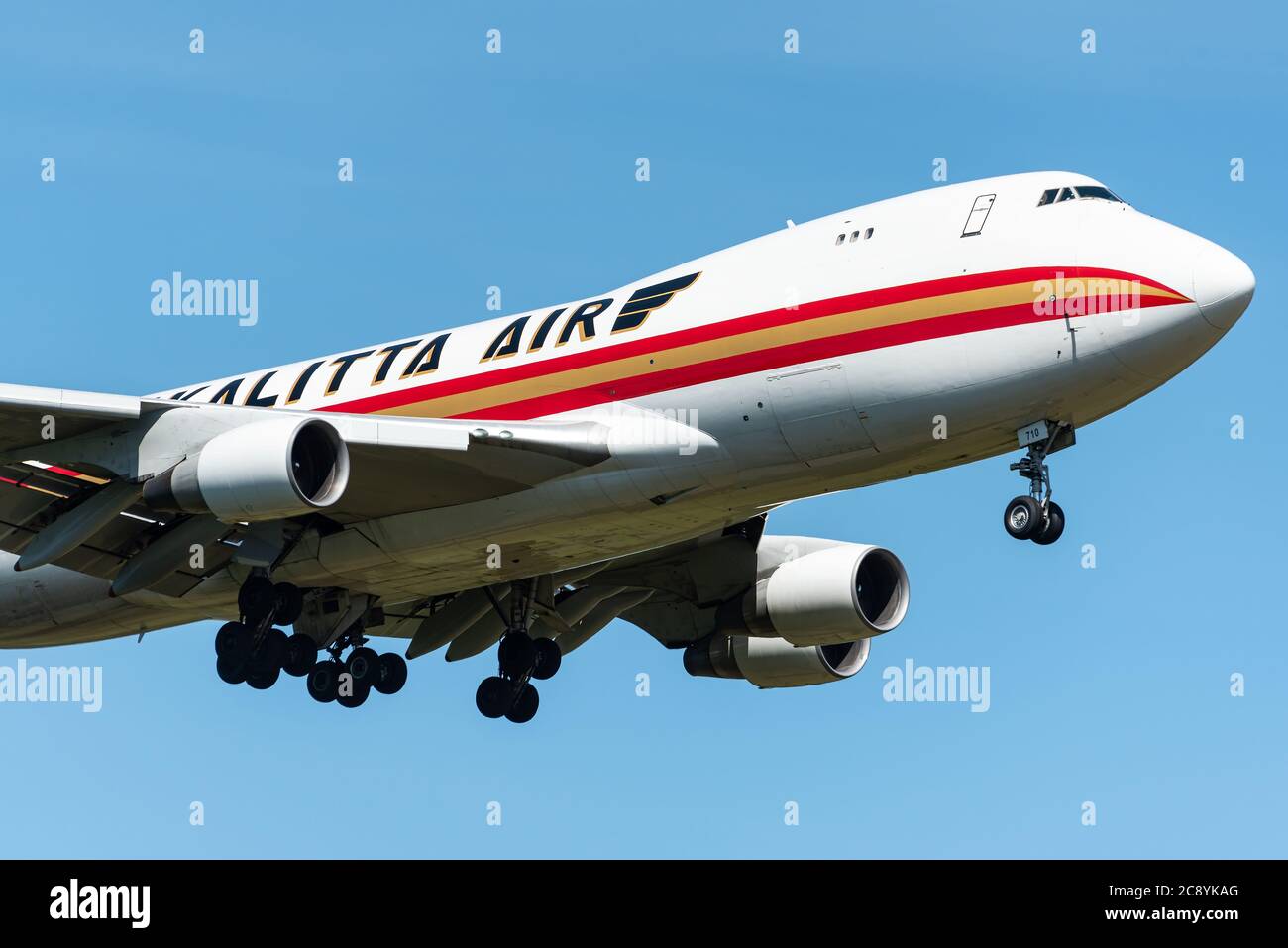 Eine Boeing 747 Frachtmaschine von Kalitta Air ist bereit, auf dem Ramstein Air Base zu landen. Kalitta Air ist eine amerikanische Frachtfluggesellschaft. Stockfoto