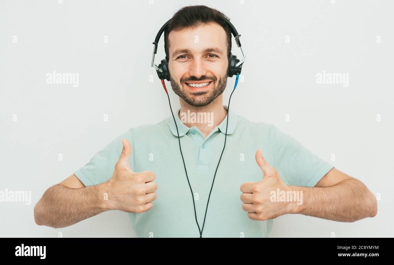 Hörtest, Hördiagnostik. Ein Mann trägt Kopfhörer mit einer Audiometrie. Hörkontrolle Stockfoto