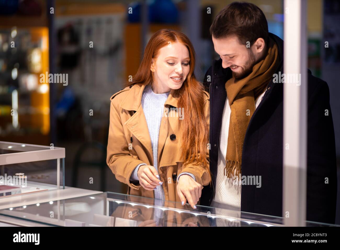 Junge kaukasische Frau zeigen an schönen Ring zu seinem Mann, gehen zu kaufen. Liebe, Beziehungskonzept Stockfoto