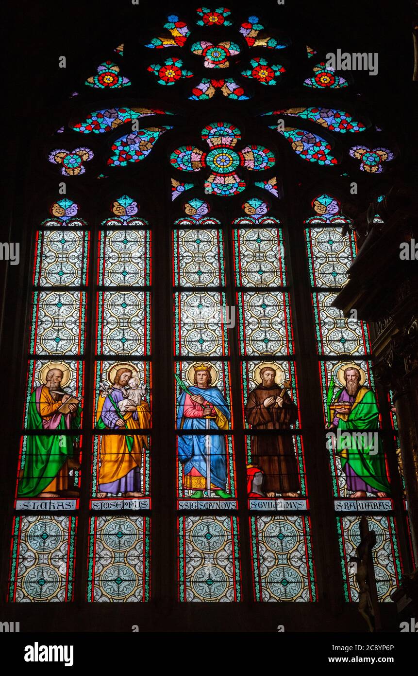 PRAG - 10. MÄRZ 2020: Innenraum des Veitskathedrals in Prag. Buntglasfenster mit christlichen Heiligen Stockfoto