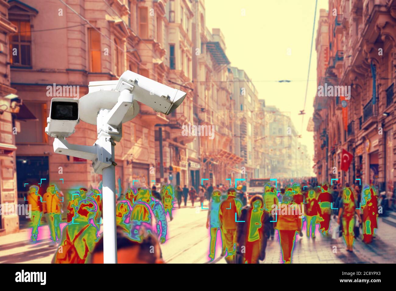 CCTV. Menschenmassen, die die Straße hinunter laufen. Filter der Wärmebildkamera. Konzept der modernen Videoüberwachungstechnologien und sicher. Stockfoto