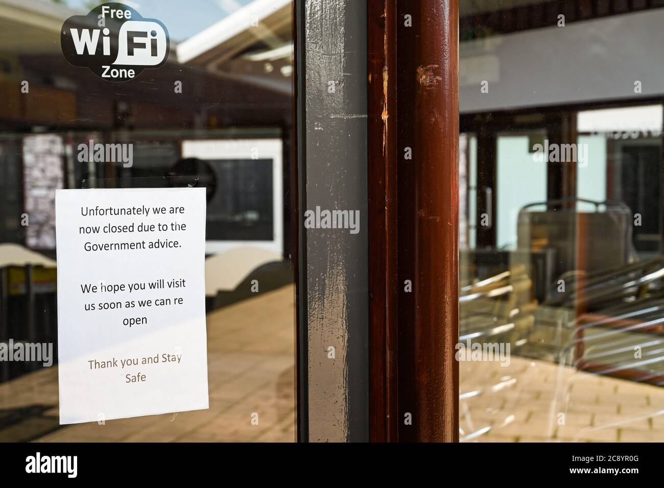 Hinweis an der Tür eines Cafés geschlossen wegen des Coronavirus-Ausbruch. Keine Personen. Stockfoto