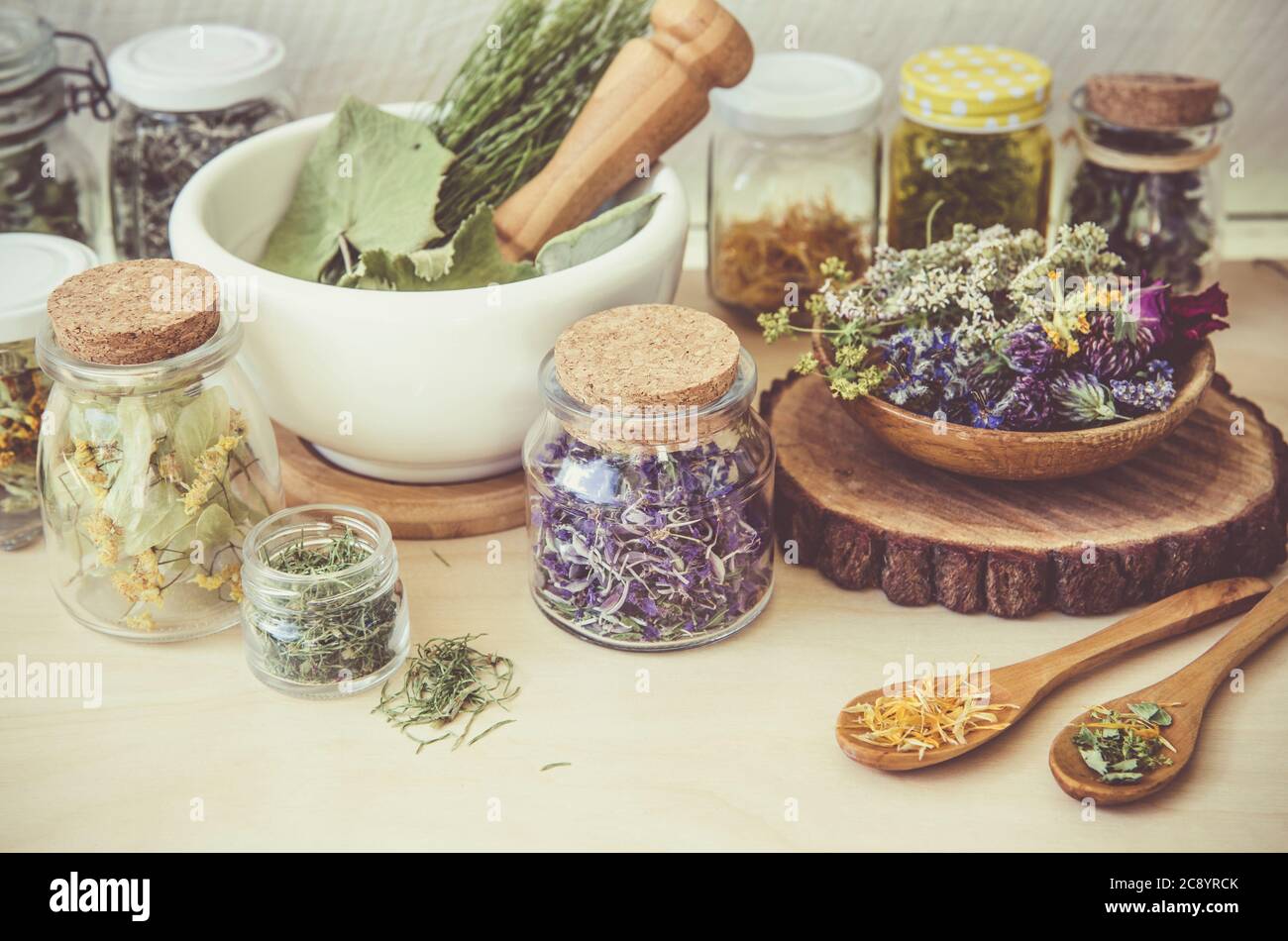 Viele verschiedene trockene pflanzliche Heilmittel Pflanzen ( Chamaenerion angustifolium, Achillea millefolium, Tilia platyphyllos, Prunella vulgaris, Equisetum arvense. Stockfoto