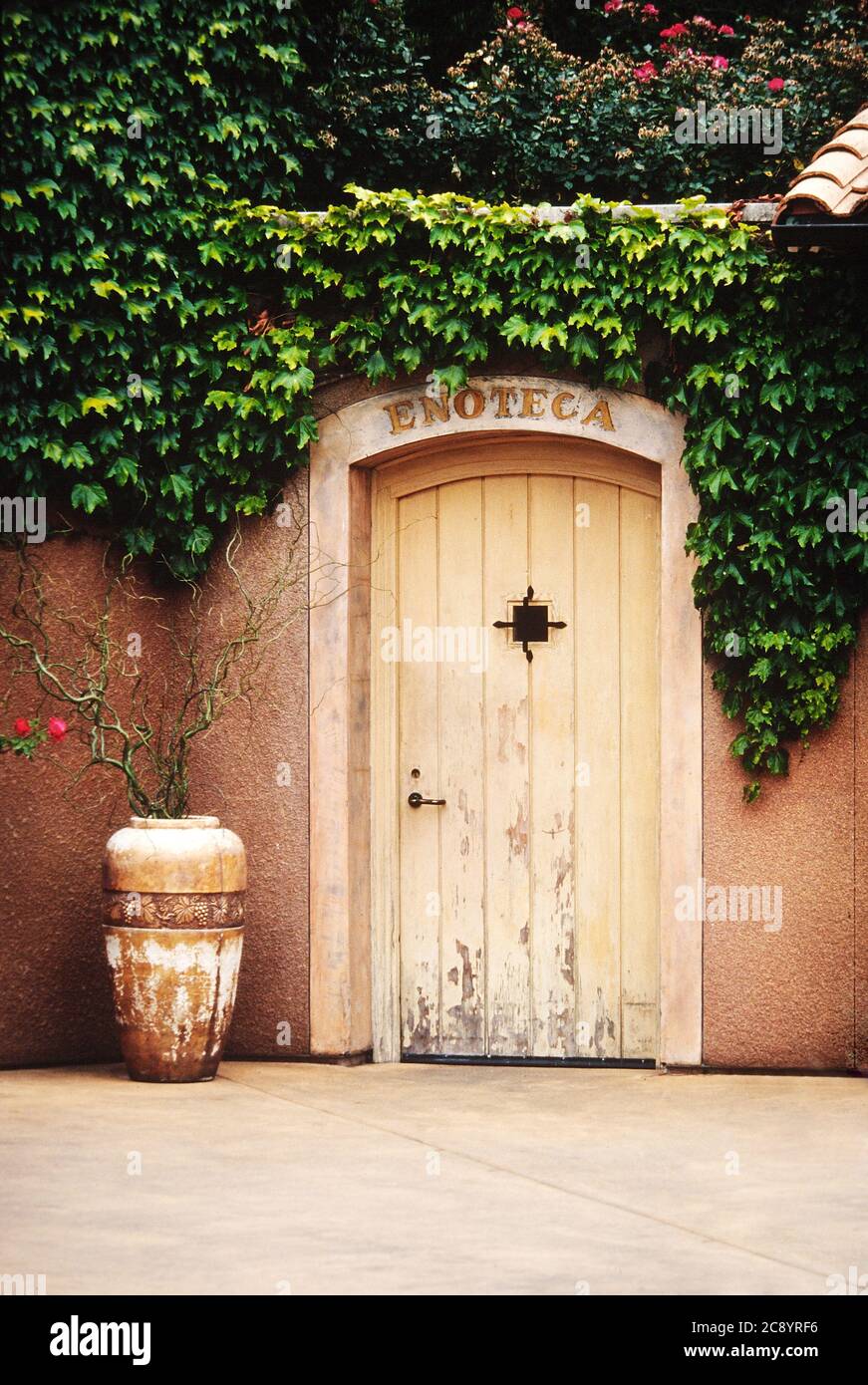 Die äußere Eingangstür zu einem traditionellen Weinkeller im Sonoma Valley in Kalifornien. Stockfoto
