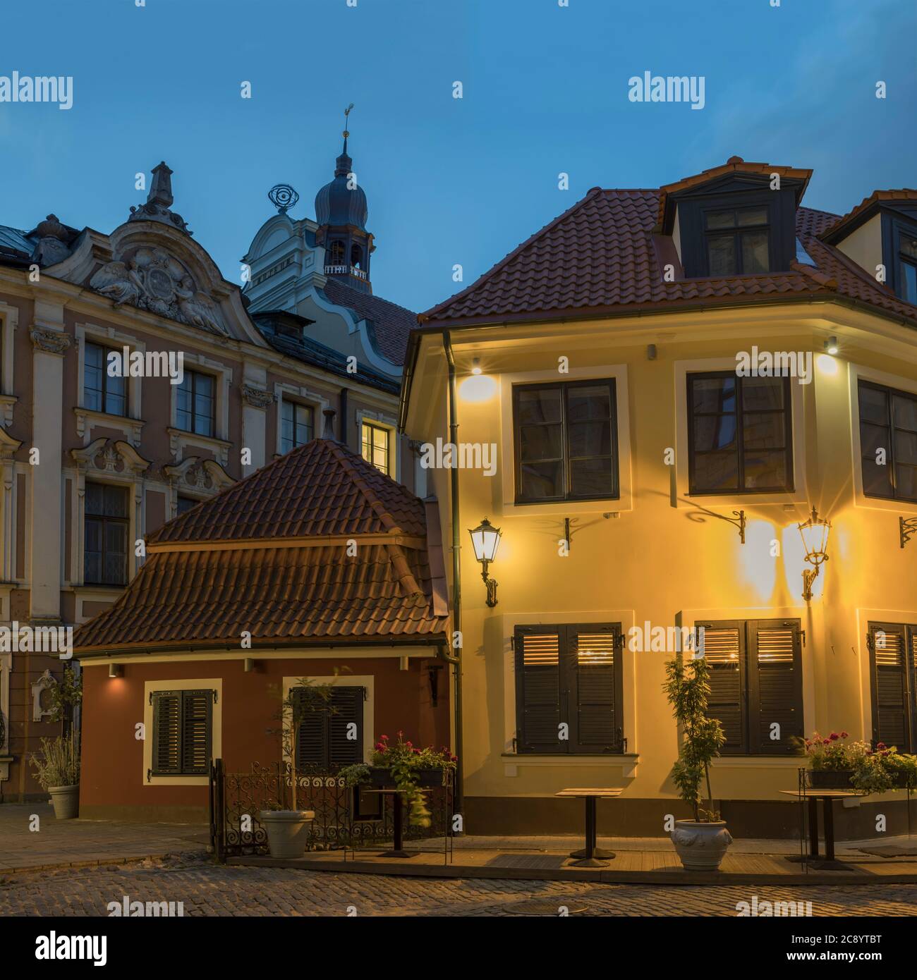 Beleuchtete Gasse der Altstadt bei Nacht, Riga, Lettland Stockfoto