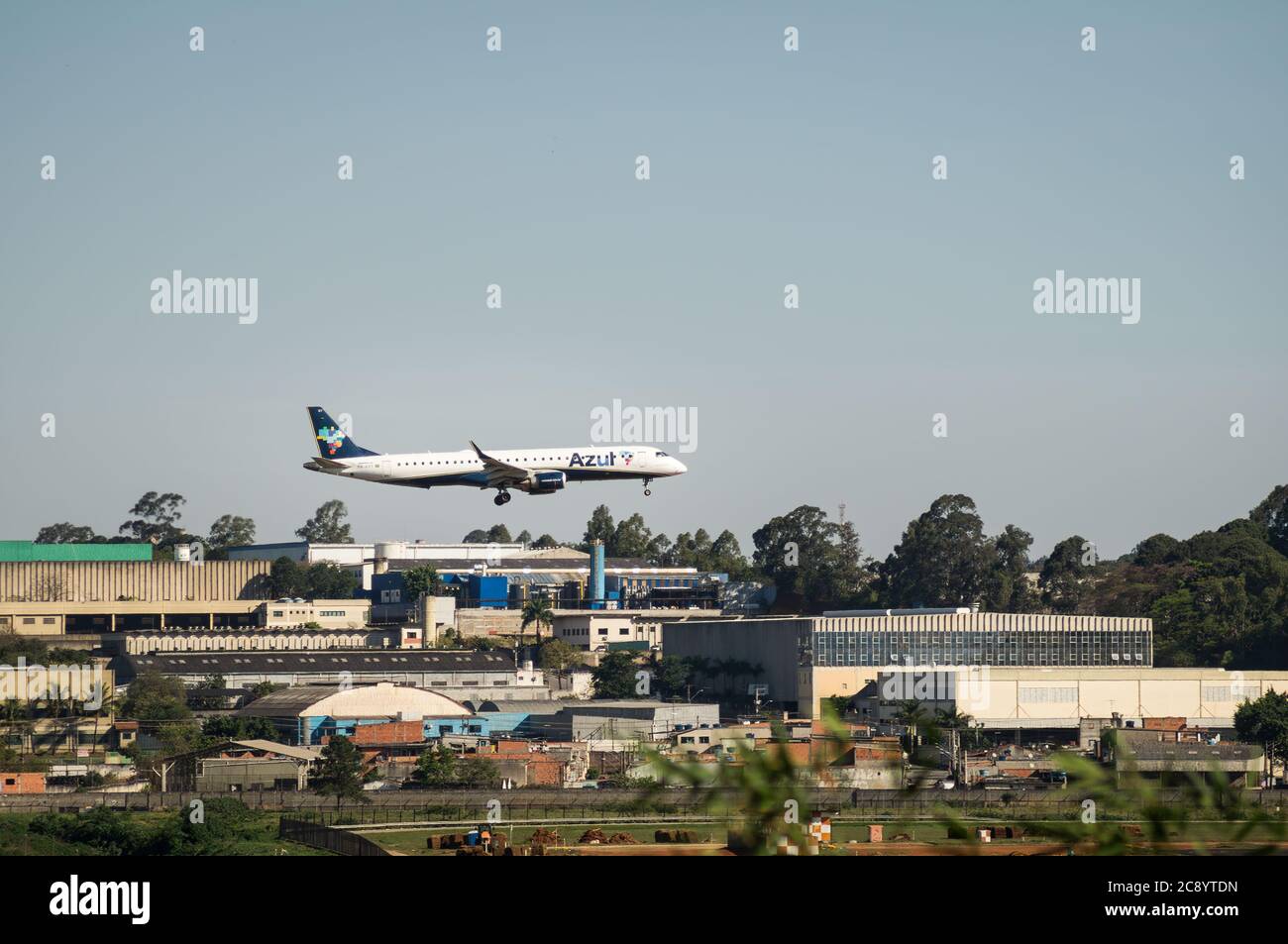 Azul Airlines Embraer 190/195 (Reg. PR-AXY - Typ 195AR) im kurzen Finale, kurz vor der Landung auf der Landebahn 27R von Sao Paulo/Guarulhos Intl. Flughafen. Stockfoto
