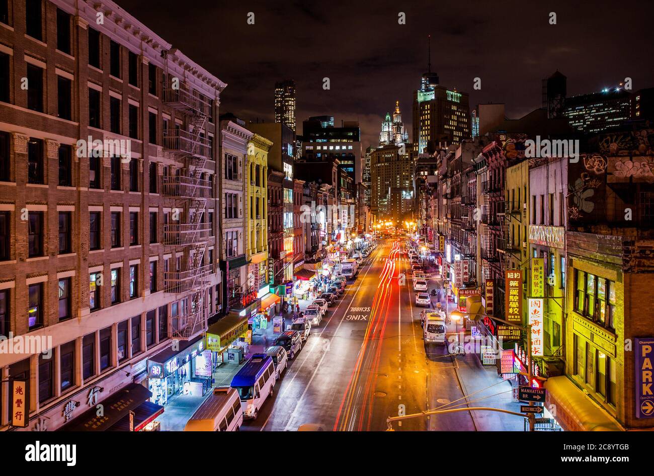 New York, NYC / USA - 11/06/2013: Chinatown Downtown District beleuchtet in der Nacht mit niemand Stockfoto