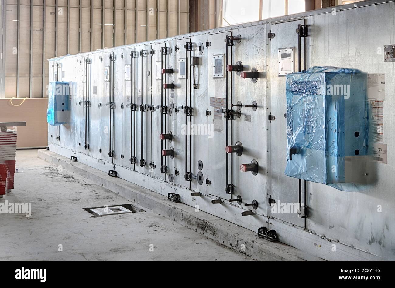 Installation einer großen Luftbehandlungskammer in der HLK-Anlage eines neuen Krankenhauses. Stockfoto