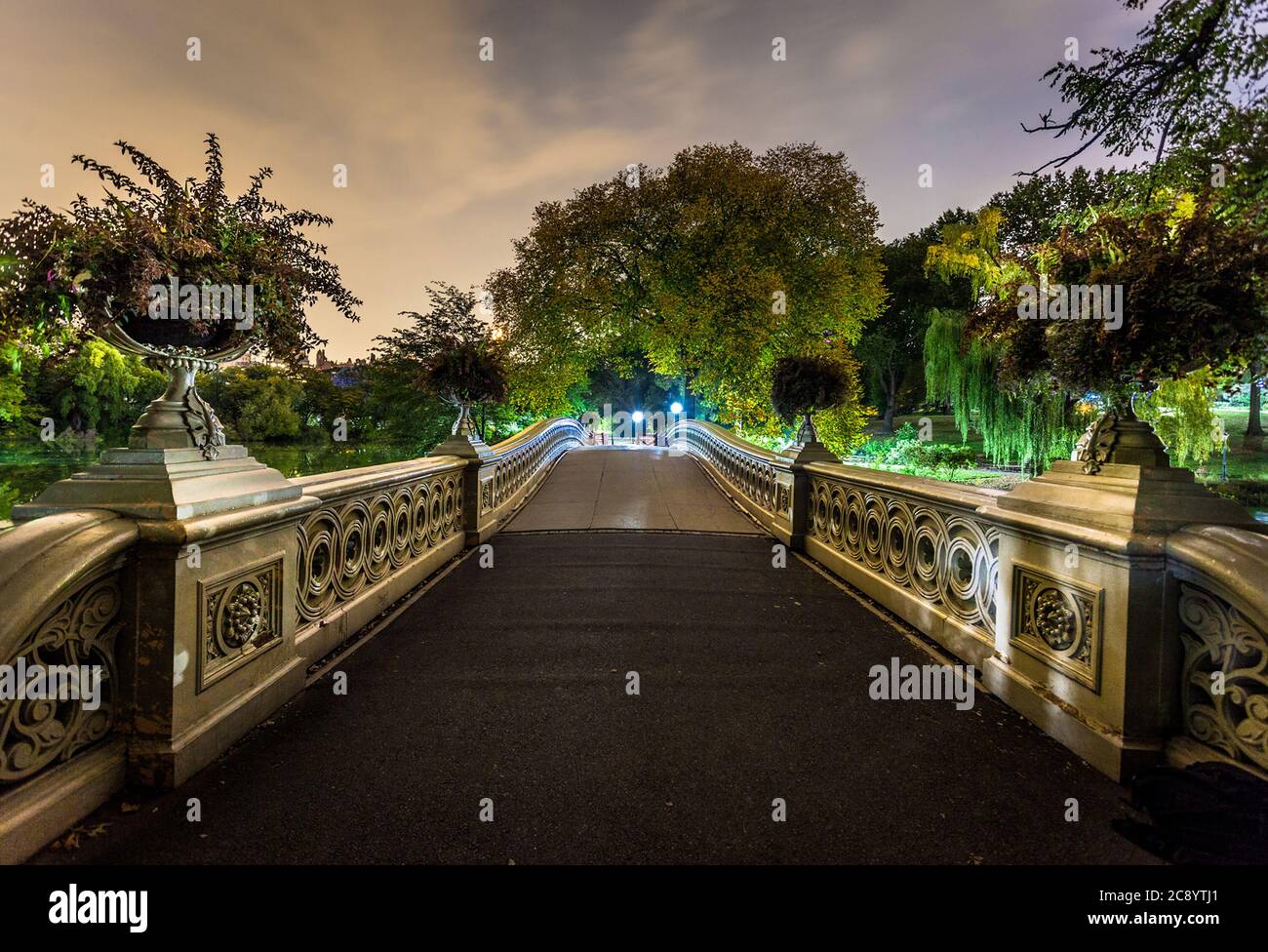 Bogenbrücke bei Nacht im Central Park New York Wahrzeichen Stockfoto