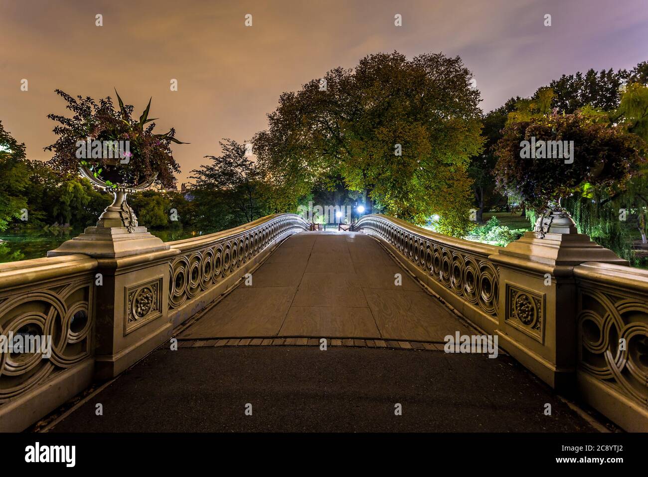 Bogenbrücke bei Nacht im Central Park New York Wahrzeichen Stockfoto